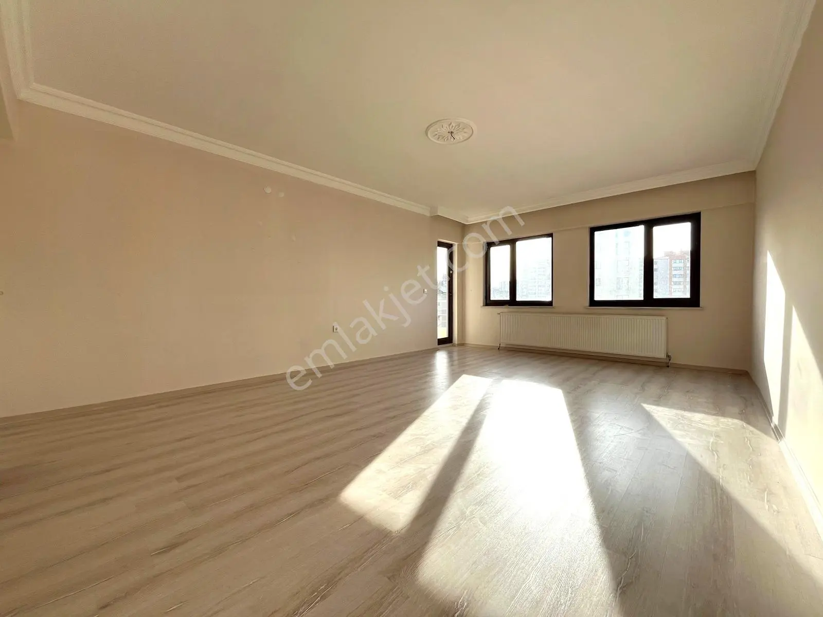 Bağlıcanın Kalbinde Çok Geniş Satılık Ara Kat 3+1 Daire