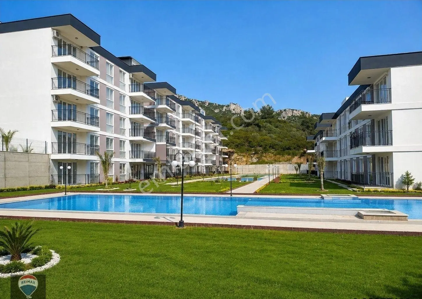 Kuşadasında Doğa Içerısınde Havuzlu 1+1 Satılık Daıre