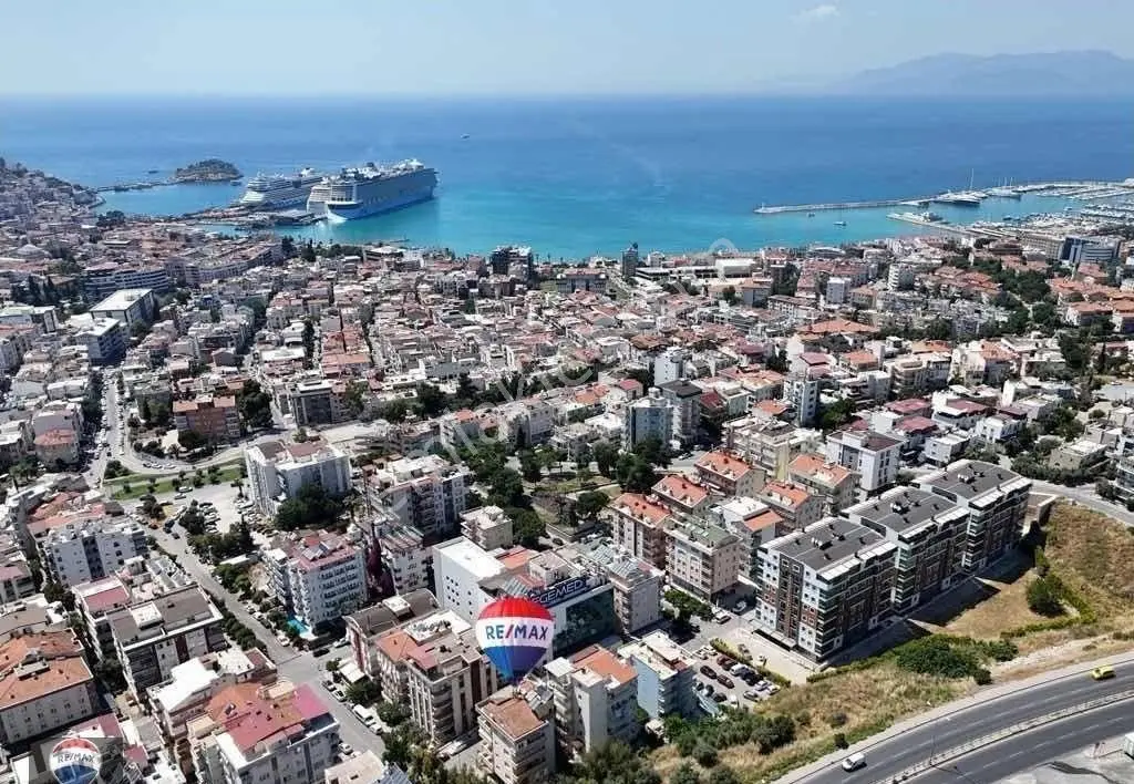 Kuşadası Merkez Türkmen Mahallesinde Doğalgazlı 3+1 Satılık Daire