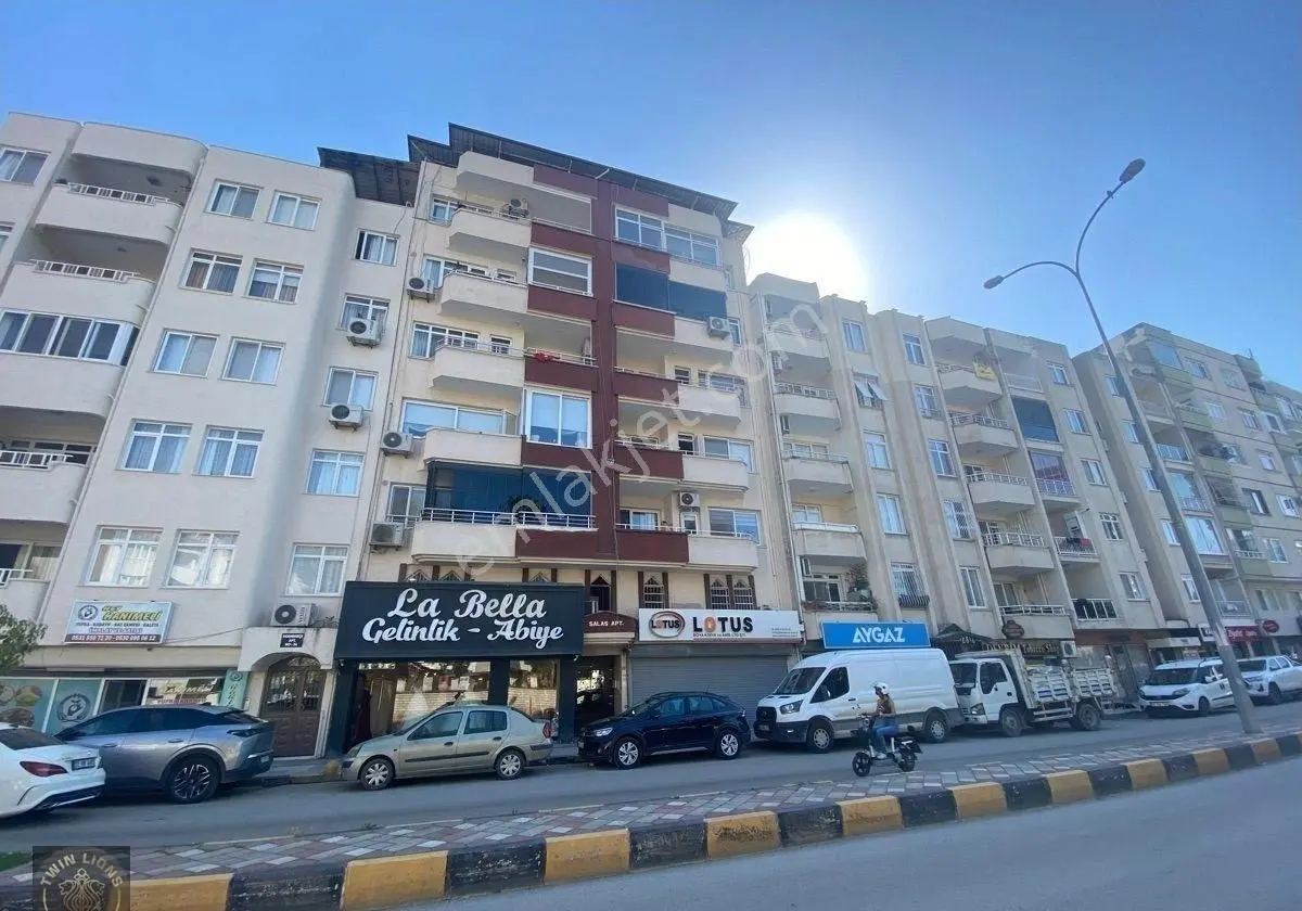 İskenderun Fener Caddesinde Sahile 200 M Satılık 3+1 Geniş Daire
