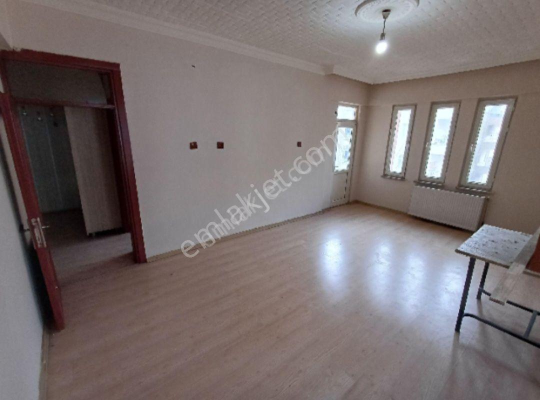 Satlık 3+1 Rızvanağa Cad Servet Apt - Görsel 2