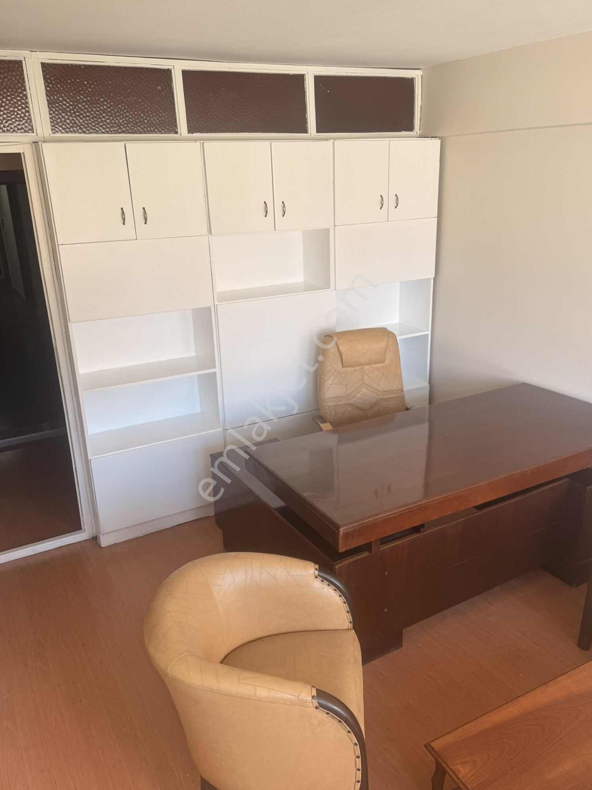 Konak Kemeraltı Bilen İş Hanında 25 M2 Eşyalı Ofis