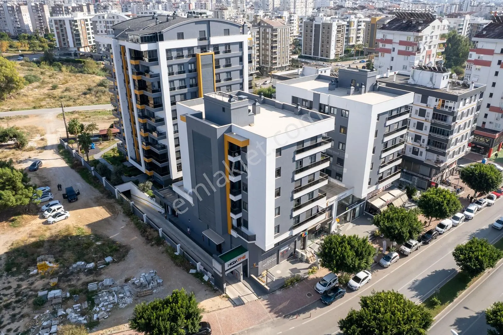 Uncalı'da Havuzlu Güvenlikli Site İçi 3+1 Satılık Ara Kat Daire