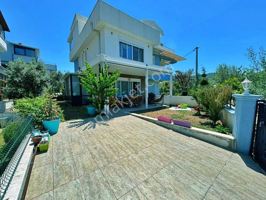 Uytundan Burhaniye İskele Denize 150 Mt Bahçeli Otoparklı Villa