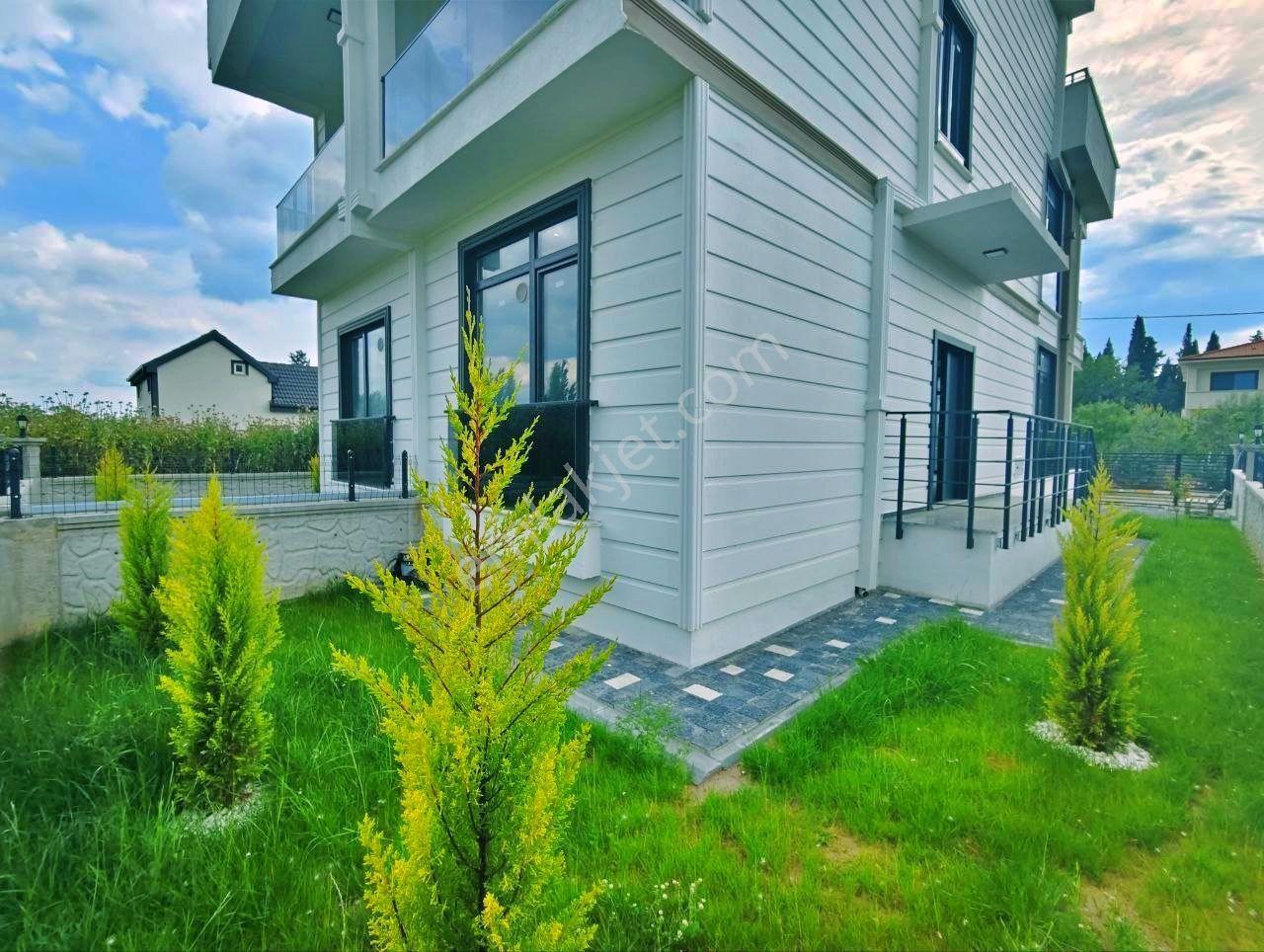 Uytundan Zeytinli'de Doğa Manzaralı Otoparklı 3+1 Lüks Villa