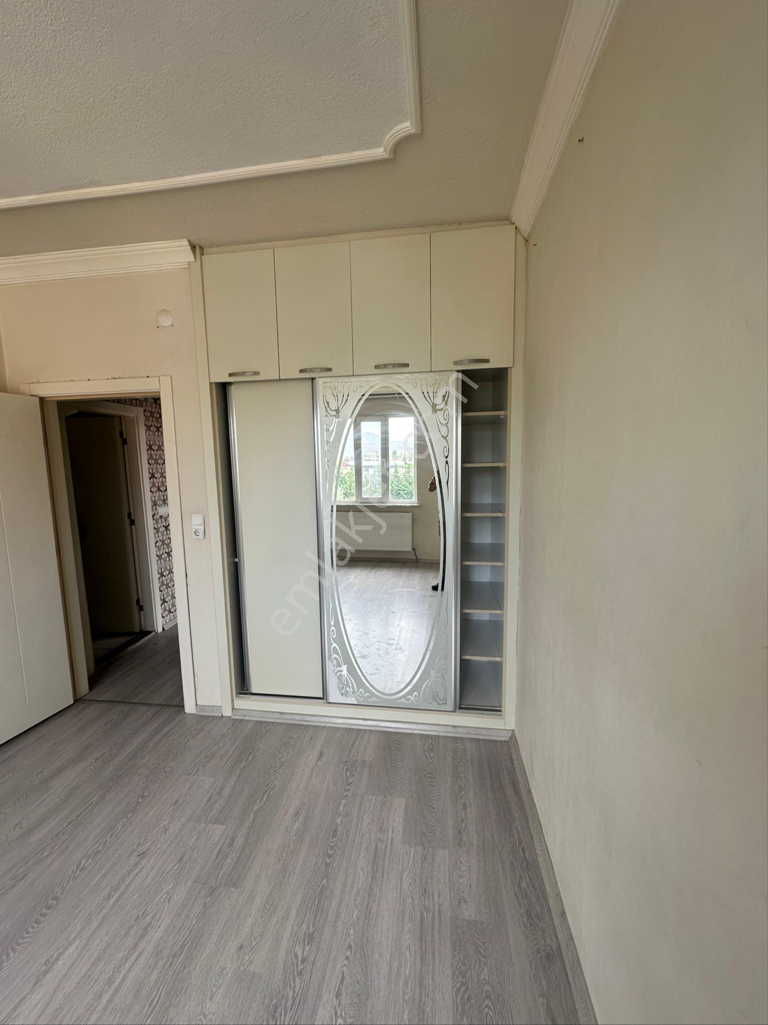 Salih Emlaktan Mehmet Akif Mah Kiralık 2+1 Çatı Dairesi Sıfır Ayarında - Görsel 19