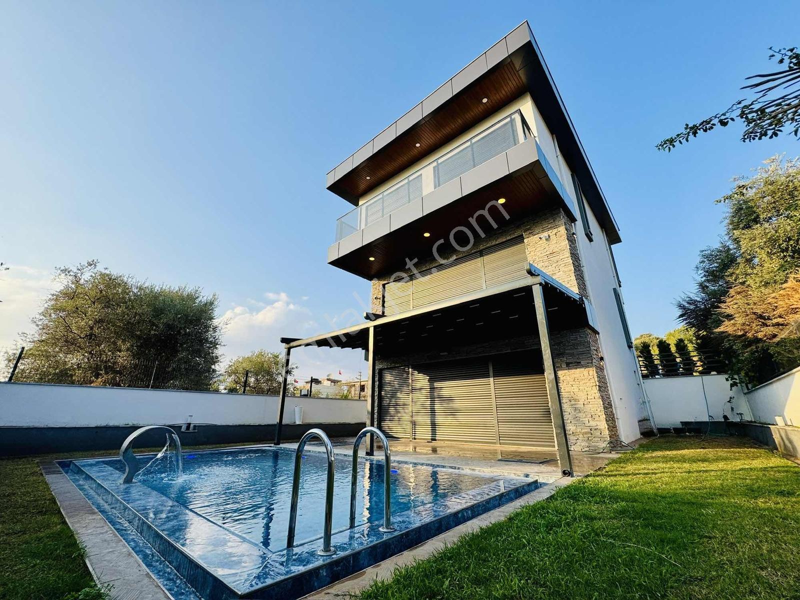 Kuşadası'nda Tam Müstakil Asansörlü Full Sıfır Eşyalı 4+1 Villa - Görsel 13