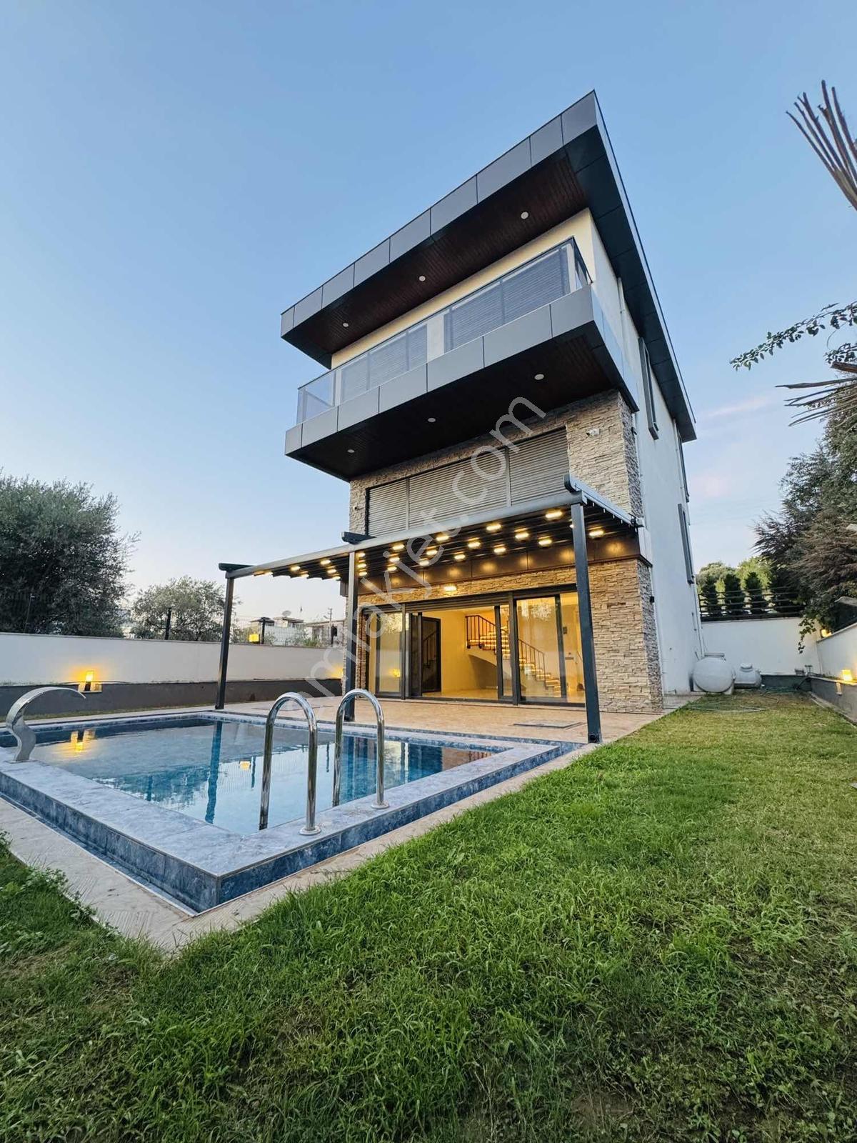 Kuşadası'nda Tam Müstakil Asansörlü Full Sıfır Eşyalı 4+1 Villa - Görsel 12