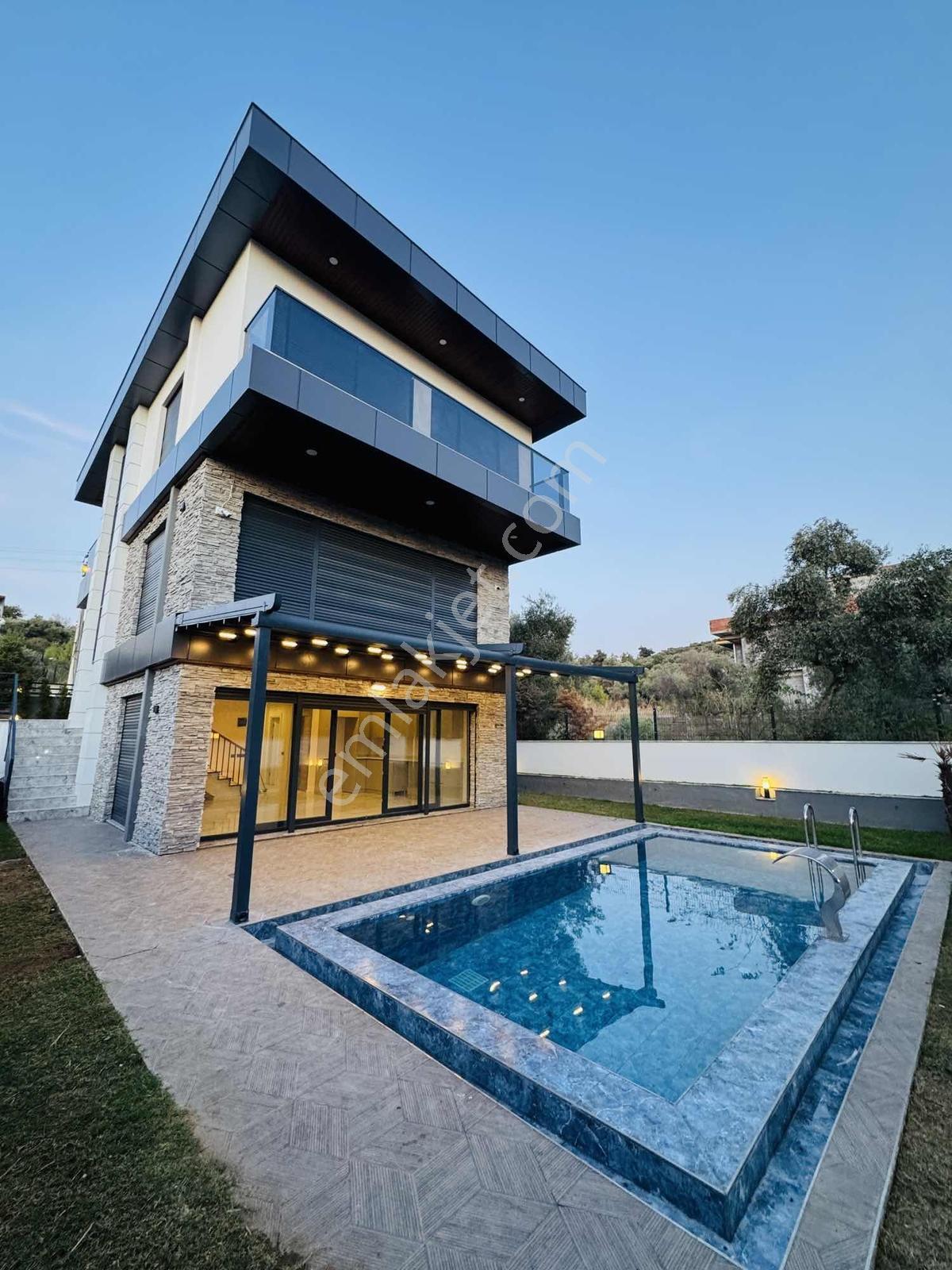 Kuşadası'nda Tam Müstakil Asansörlü Full Sıfır Eşyalı 4+1 Villa - Görsel 11