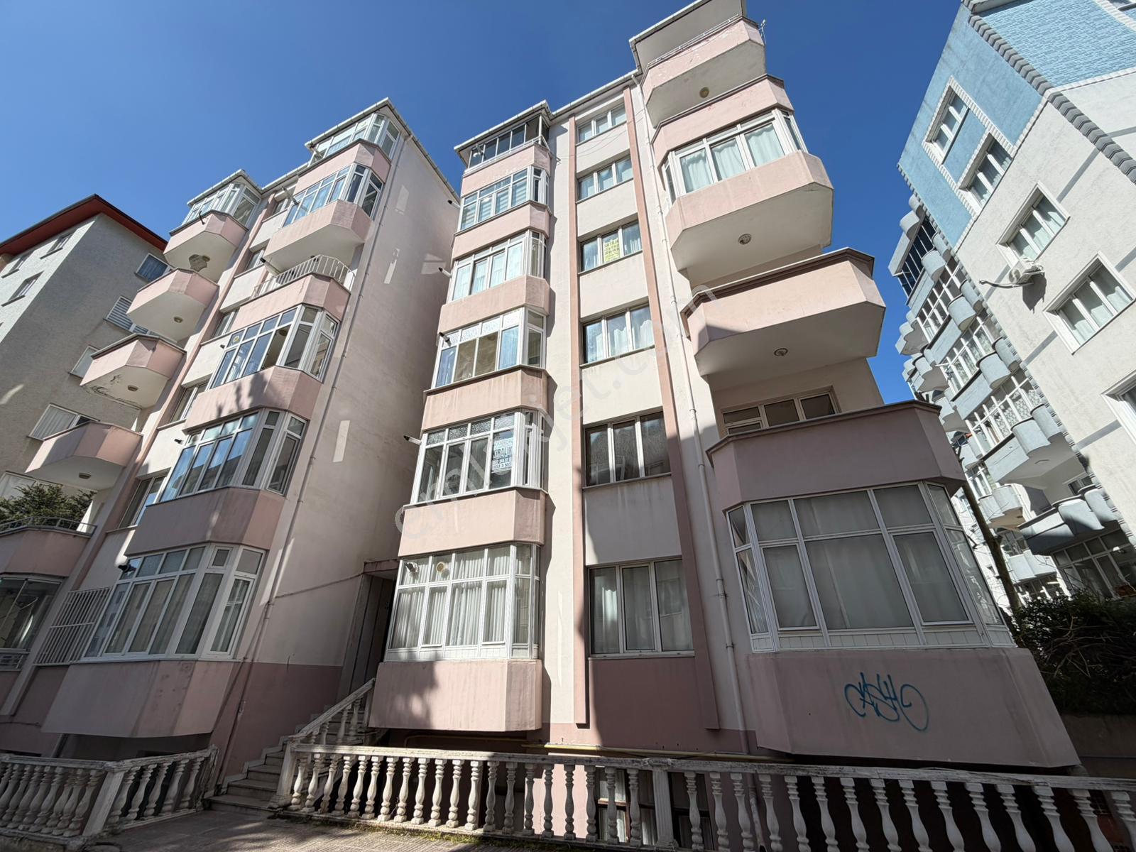 Remax Land Güvencesiyle Muhittinde Merkezi Konumda Kiralık 2+1 Daire