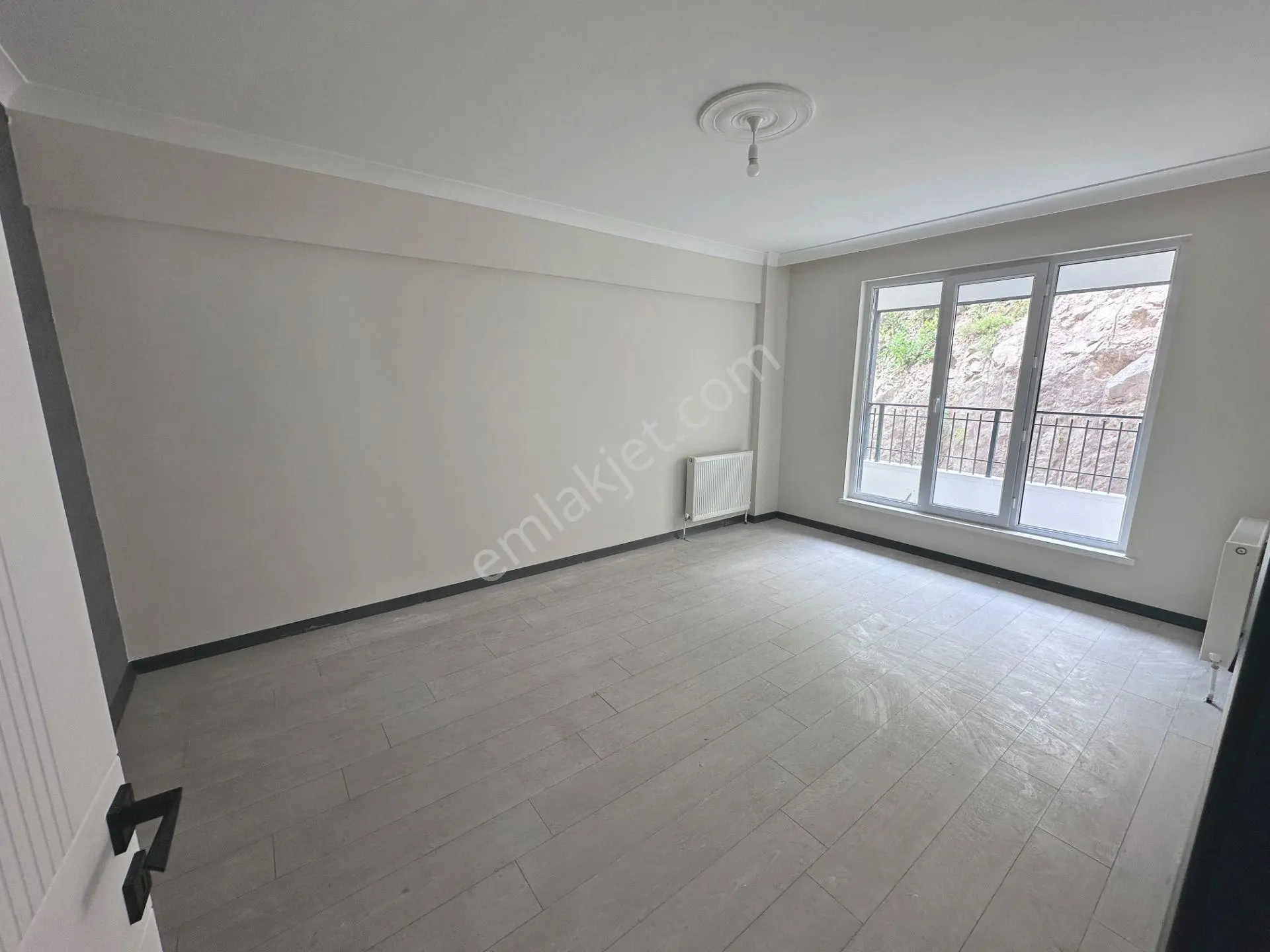 Bahçelerüstü Mahallesinde Ara Katta Sıfır 2+1 Kiralık Daire