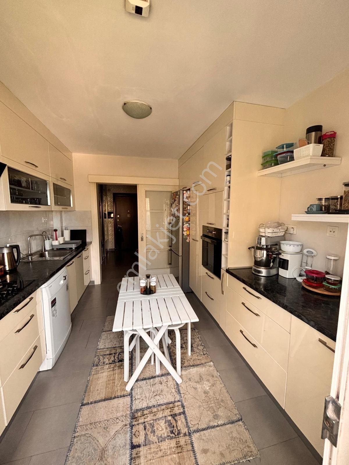 Avrupa 1'de 141m² 3+1 Peyzaj Tadilatlı Satılık Köşe Daire - Görsel 4