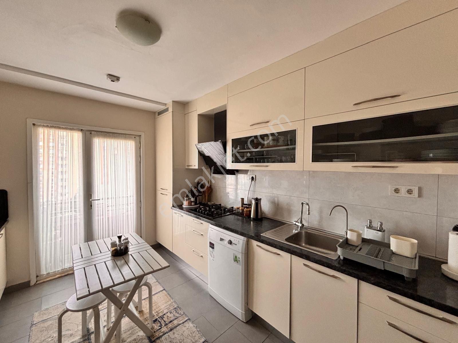 Avrupa 1'de 141m² 3+1 Peyzaj Tadilatlı Satılık Köşe Daire - Görsel 5