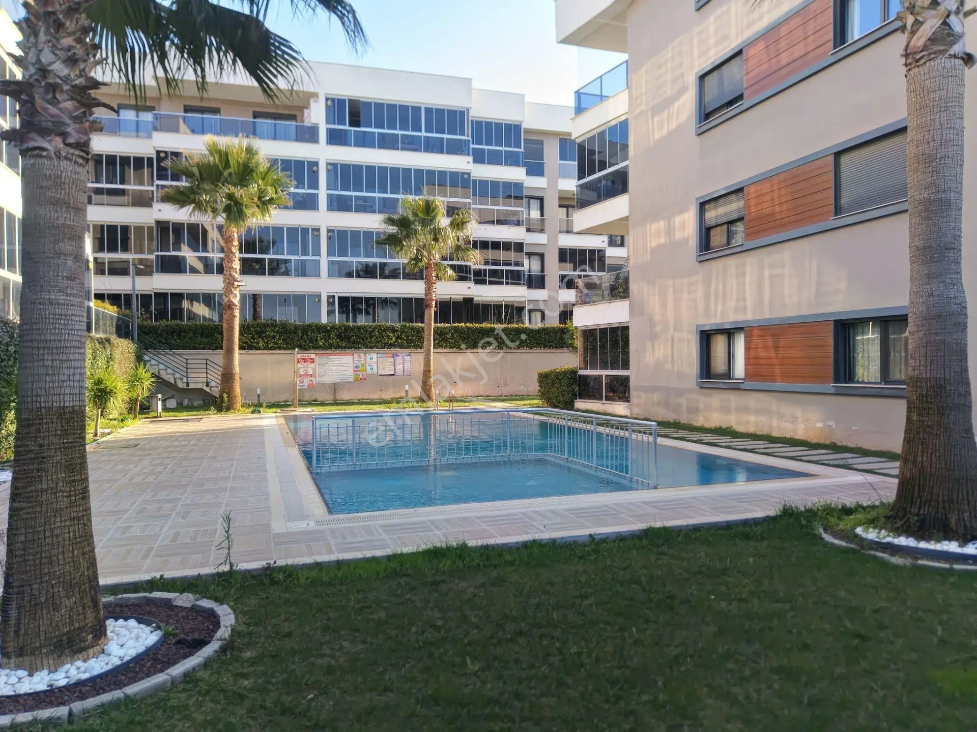 Menderes Turyap'tan Barbaros Mh. Havuzlu Site İçi Kiralık 2+1