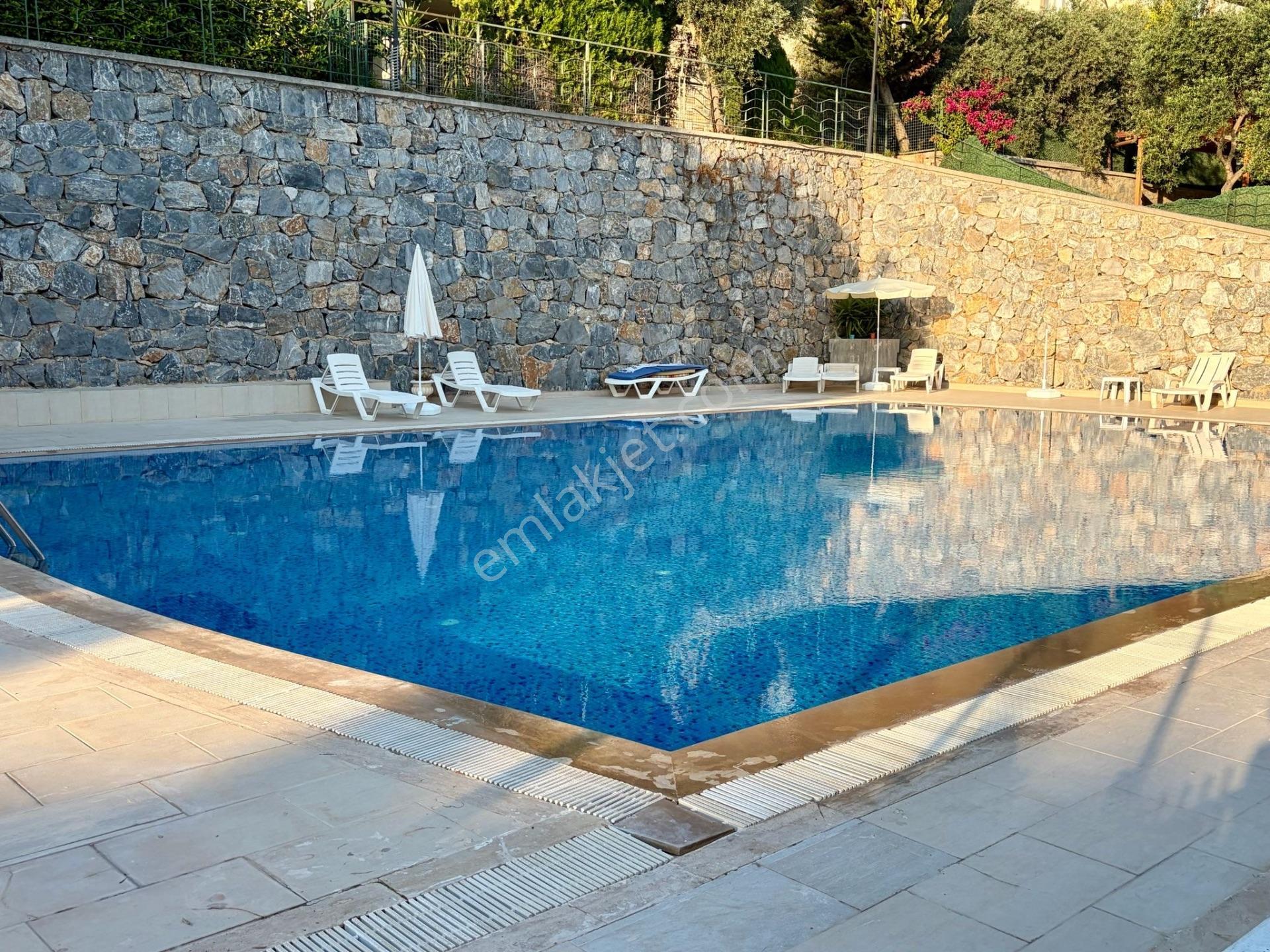 Site İçerisinde, Havuzlu, Geniş, Bakımlı, Doğalgazlı Kiralık Villa - Görsel 29