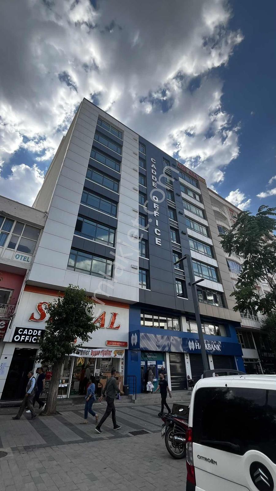 Güres Caddesi Mükemmel Lokasyonda Kiralık Ofis