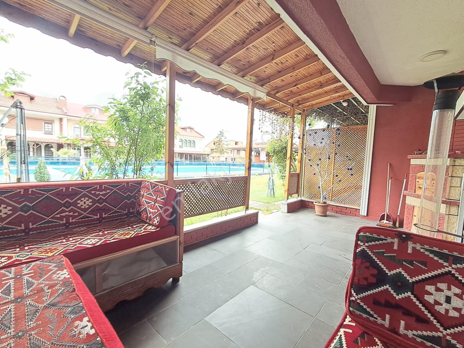 Kocaali'de Havuz Manzaralı Ve Bahçeli 5+2 Satılık Villa - Görsel 15