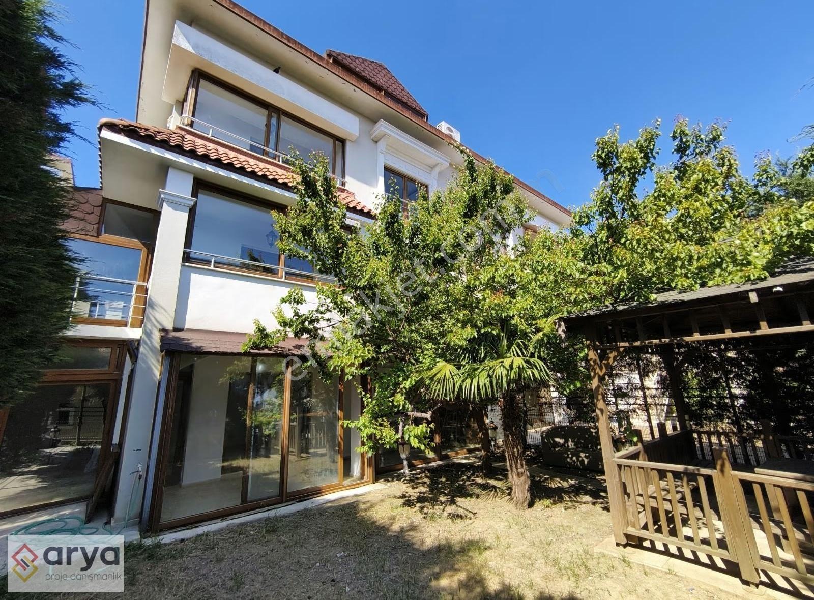 Pendik Kurtköy Çamlık Mahallesin'de Manzaralı Lüks Villa