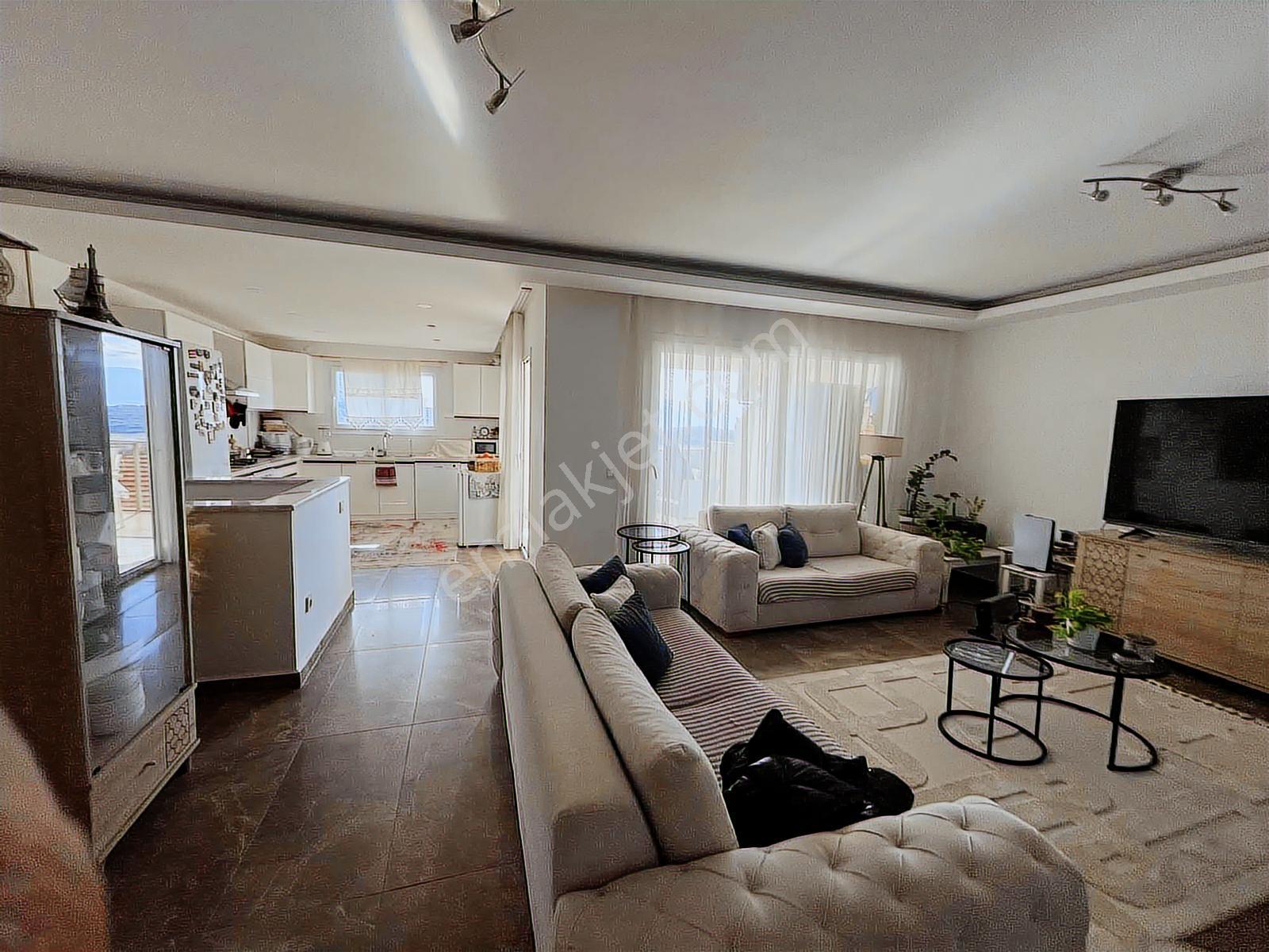 Kuşadasında Deniz Manzaralı Ful Eşyalı Ters Dublex 3+1. Villa - Görsel 13