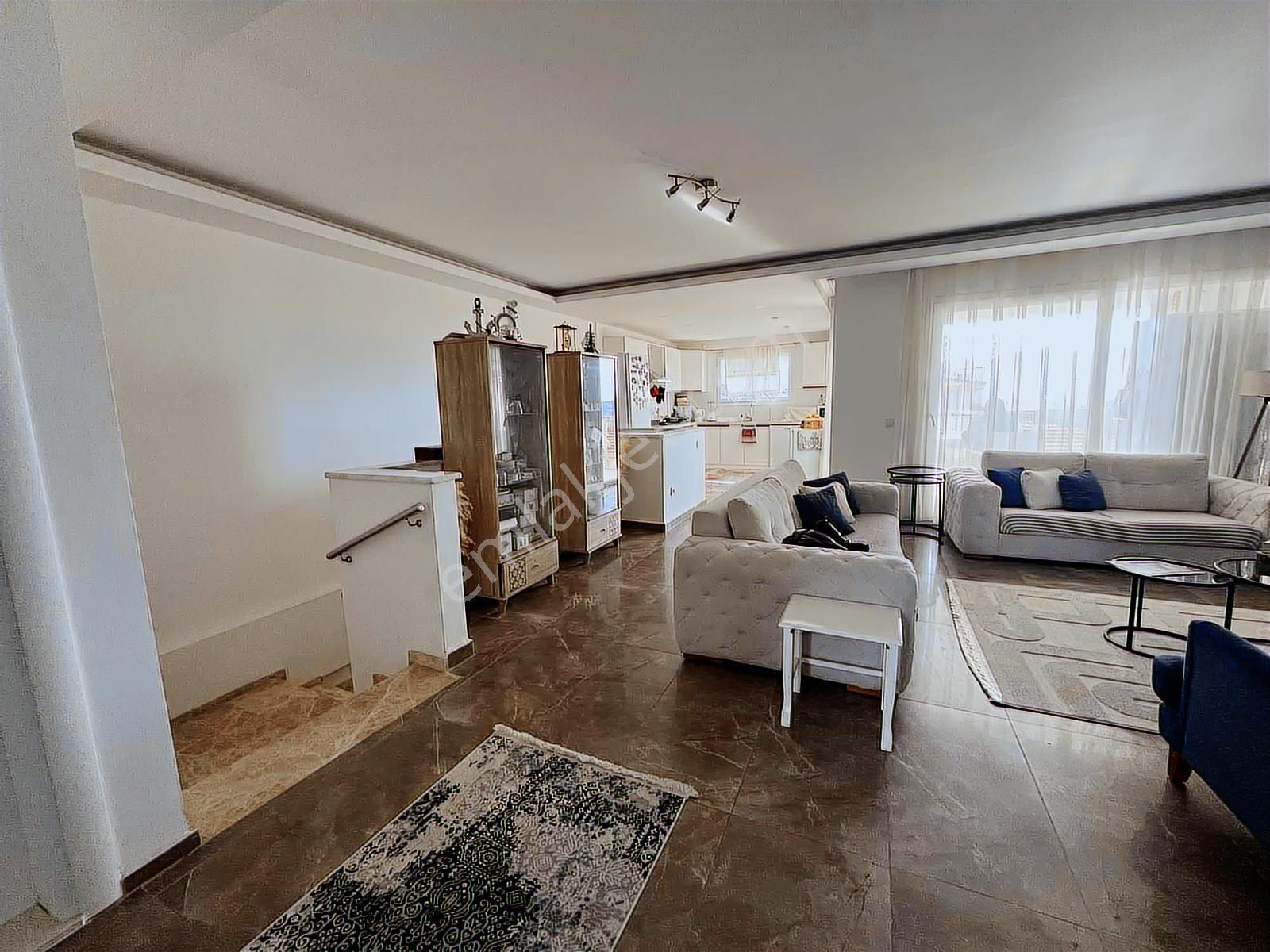 Kuşadasında Deniz Manzaralı Ful Eşyalı Ters Dublex 3+1. Villa - Görsel 12
