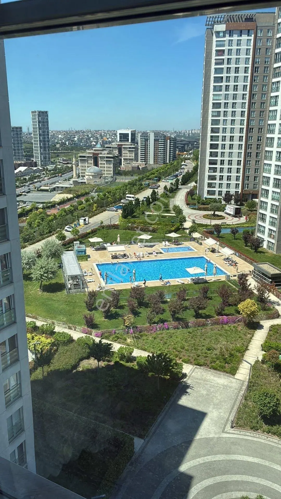 Tema İstanbul'da Havuz Manzaralı 130m2 2+1 Satılık Daire