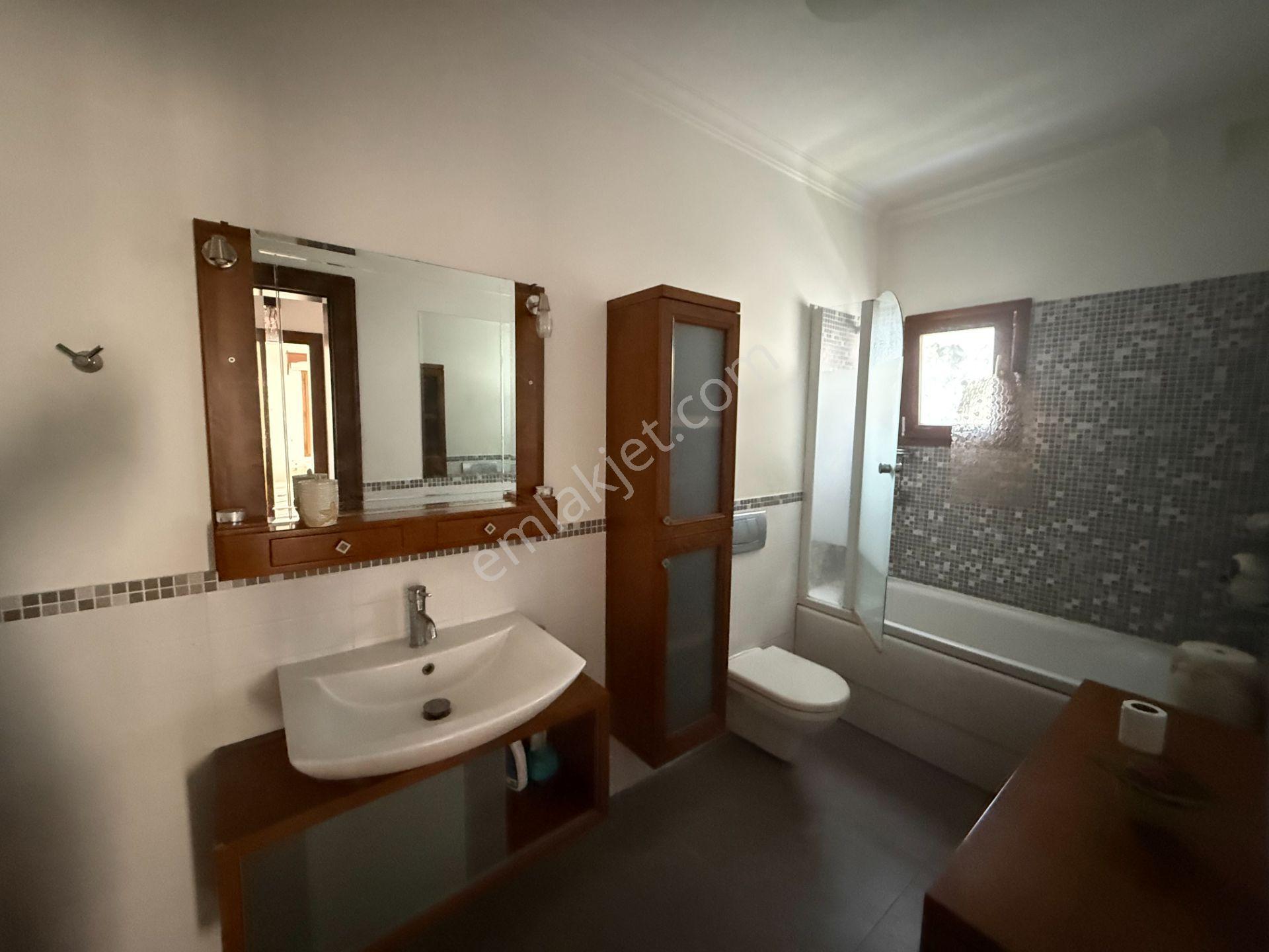Cemal Emlak'tan Bodrum Turgutreis Karabağ Altında Full Eşyalı Kiralık Müstakil Tripleks Villa - Görsel 16