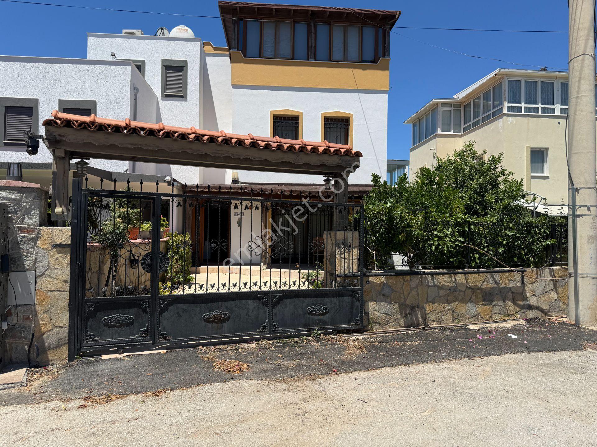 Cemal Emlak'tan Bodrum Turgutreis Karabağ Altında Full Eşyalı Kiralık Müstakil Tripleks Villa