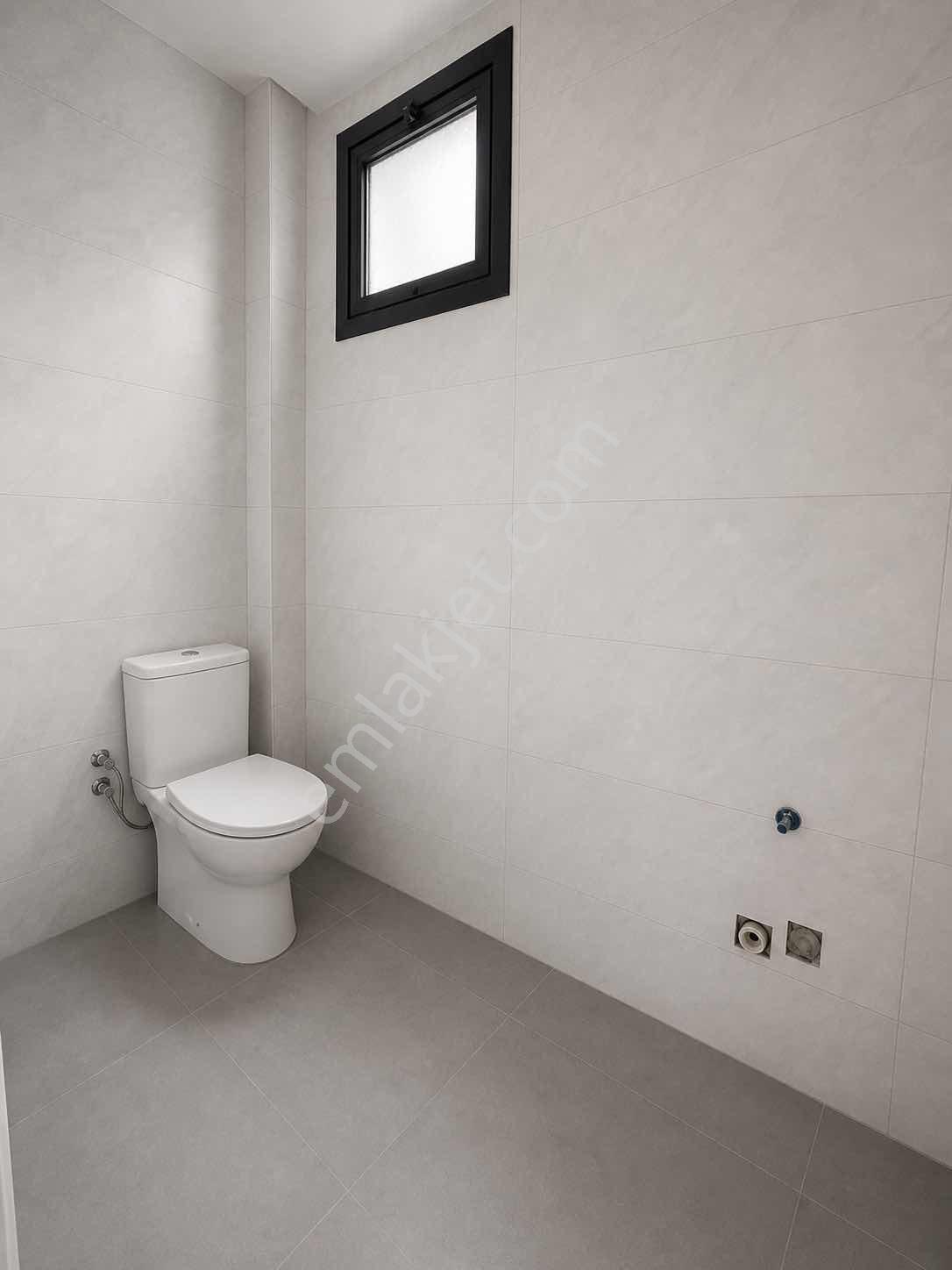 Bayraklı'da Ana Cadde Üzerinde Toplam 260m2 Kiralık Köşe Dükkan - Görsel 9