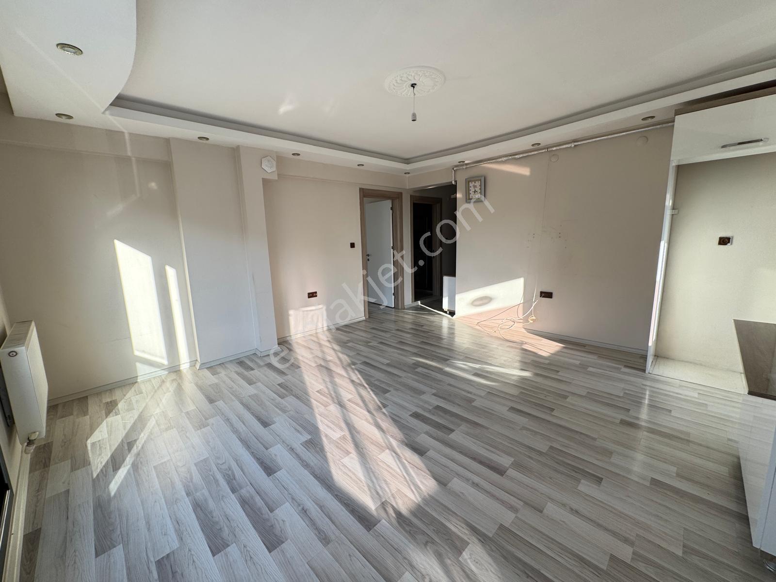 Zeki Emlak'tan Muradiye Mahallesinde Kiralık 1+1 Ara Kat Daire - Görsel 3