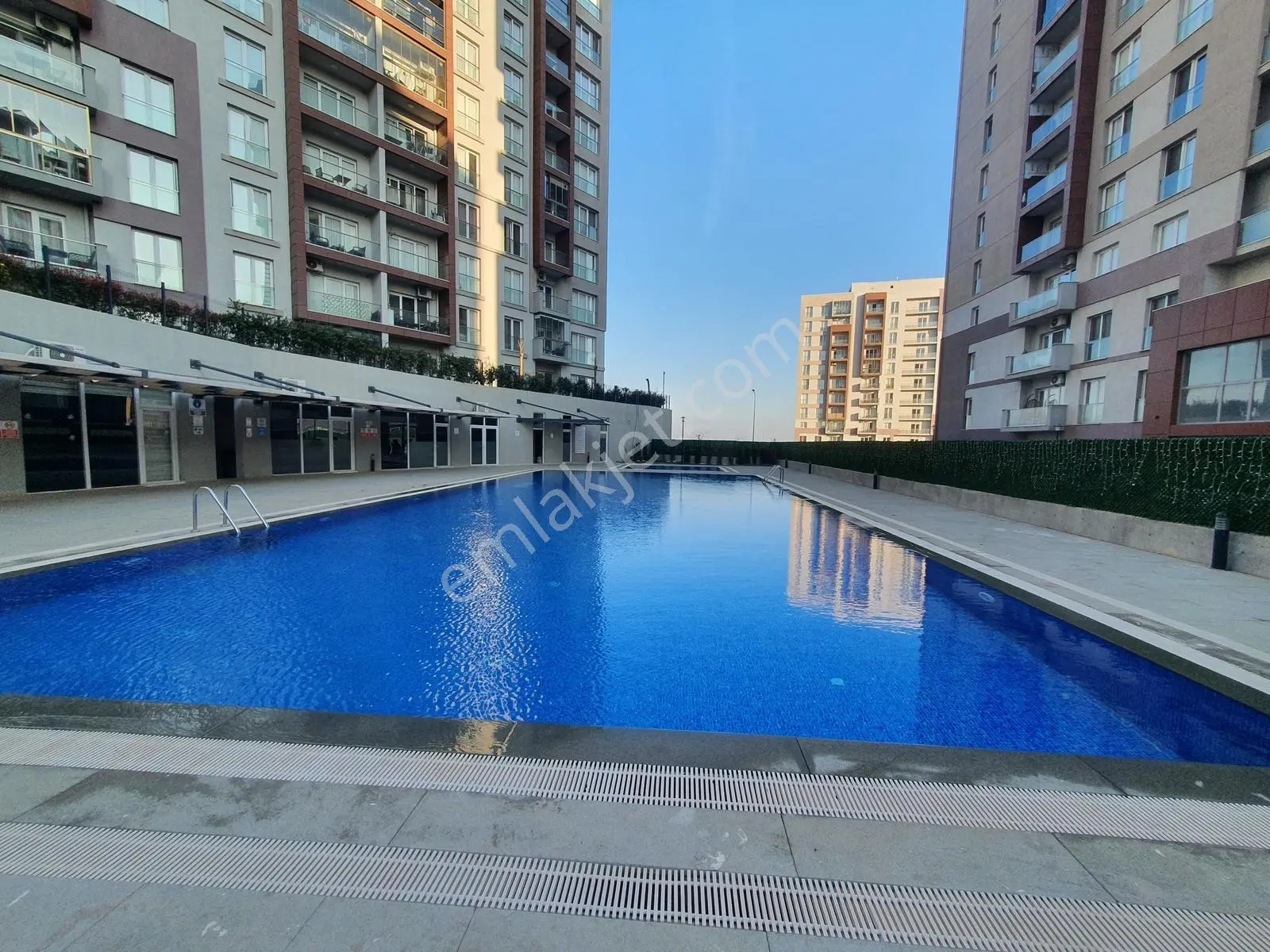 Yenitepe İzmir Sitesinde 2+1 Havuzlu Site İçi Satılık Daireler
