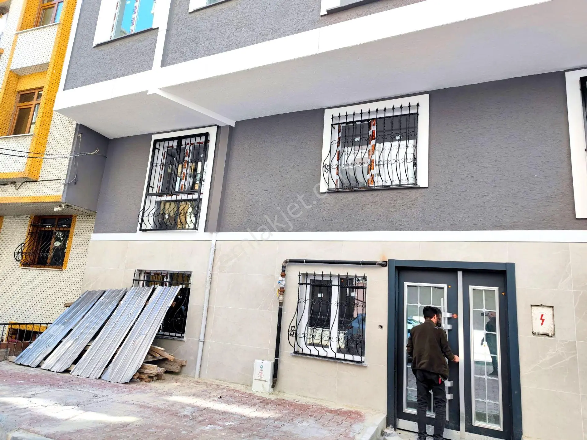 Yıldız Dan Merkez Camisi Yakını Kat Mülkiyetli 2 Yıllık Ayrı Mutfaklı Yüksek Giriş