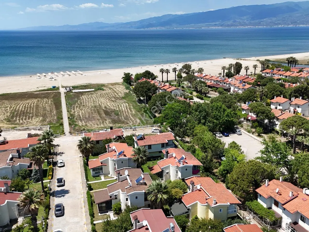 Burhaniye'de Denize Sıfır Sitede Kiralık 3+1 Müstakil Villa - Görsel 2
