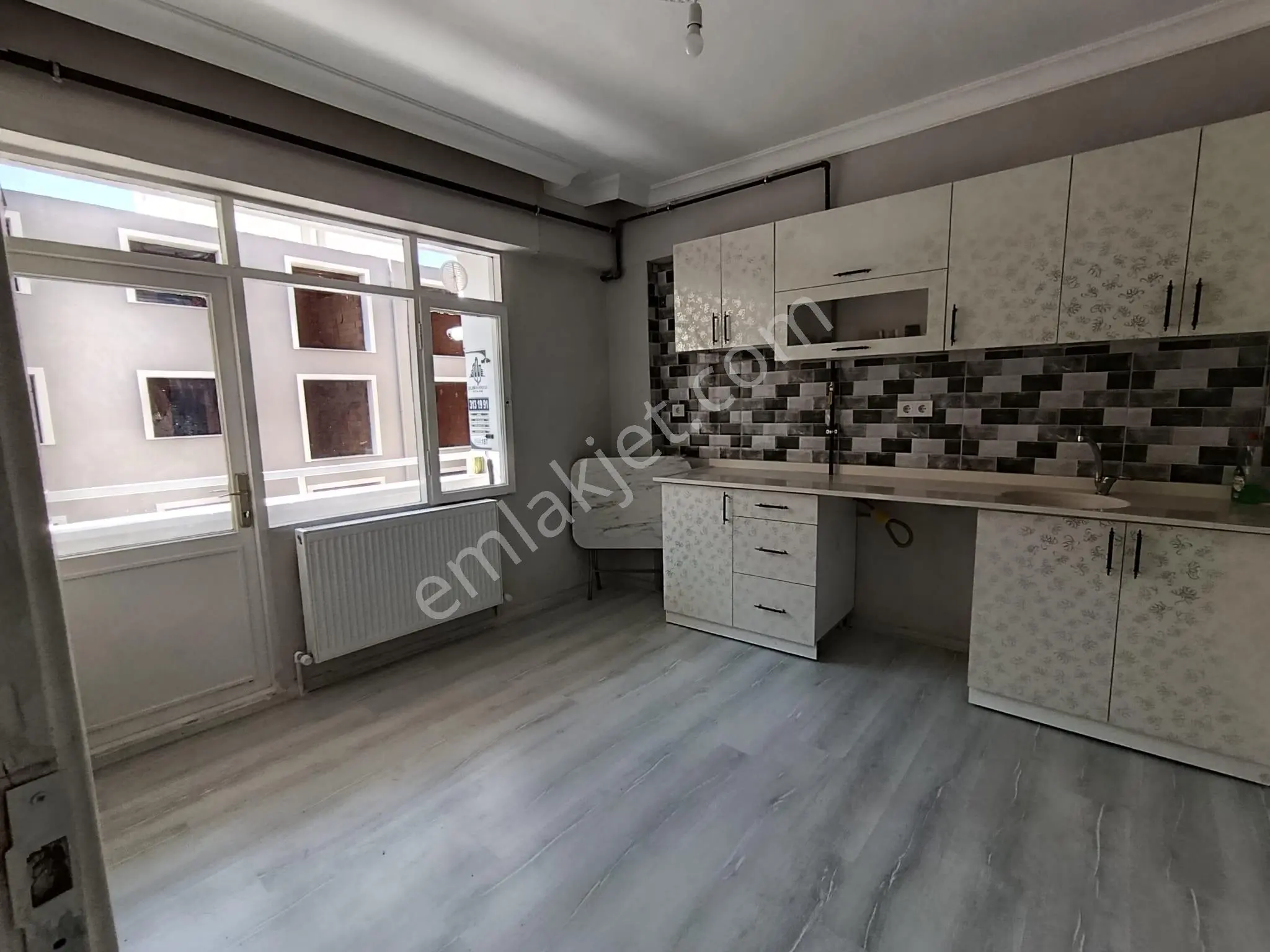 Cumhuriyet Mahallesinde Full Tadilatlı Masrafsız Satılık 2+1 Ara Kat Daire - Görsel 3