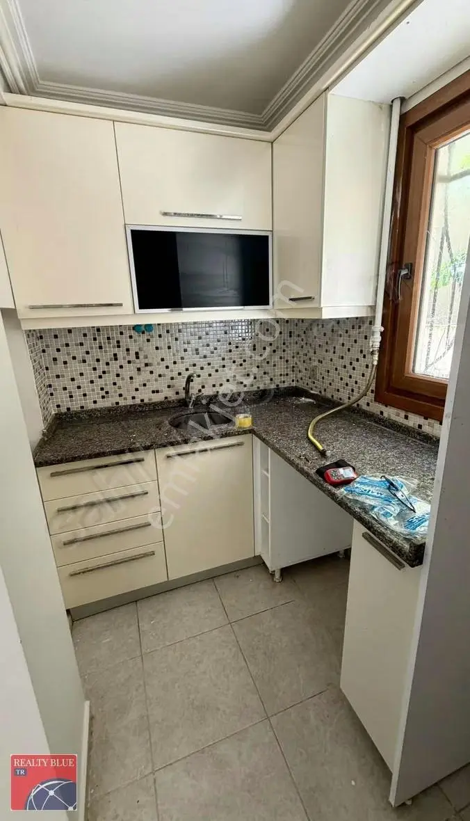 Hamidiye'de Bahçe Kullanımlı Toprak Temassız Genç Binada 1+1 - Görsel 2