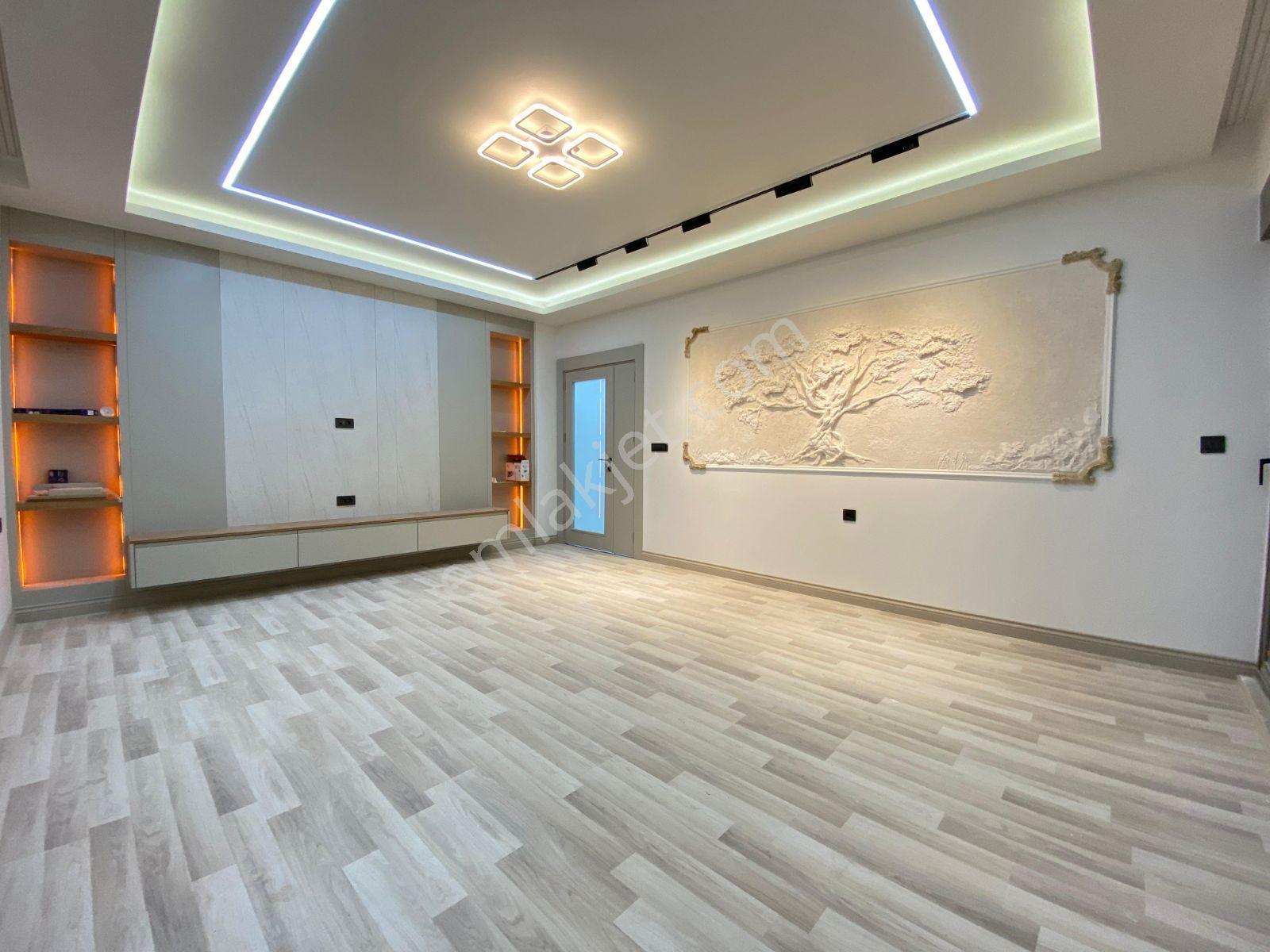 Aydoğmuş Mahallesi'nde Havuzlu 3.kat 2+1 110 M² Lüks Daire