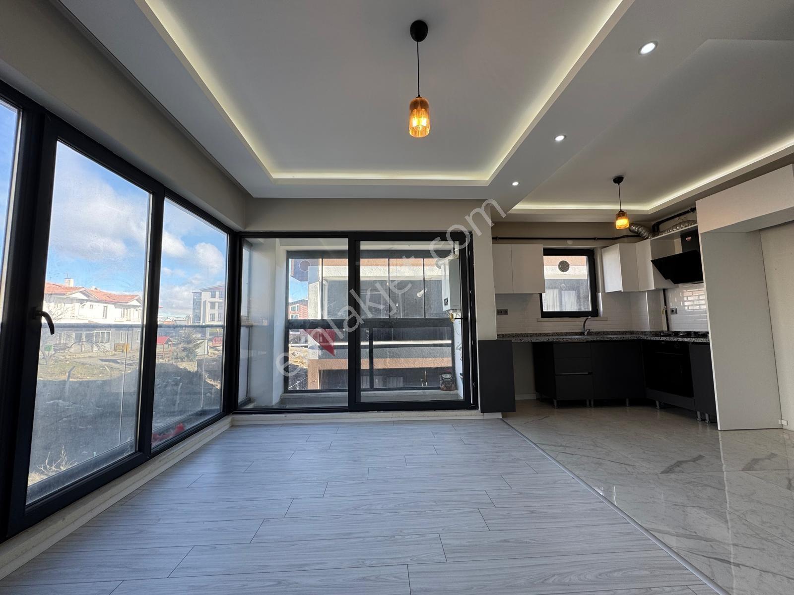 Alaçatı'dan İncek'te Bulvar Yakını Geniş 1+1 Kiralık Daire