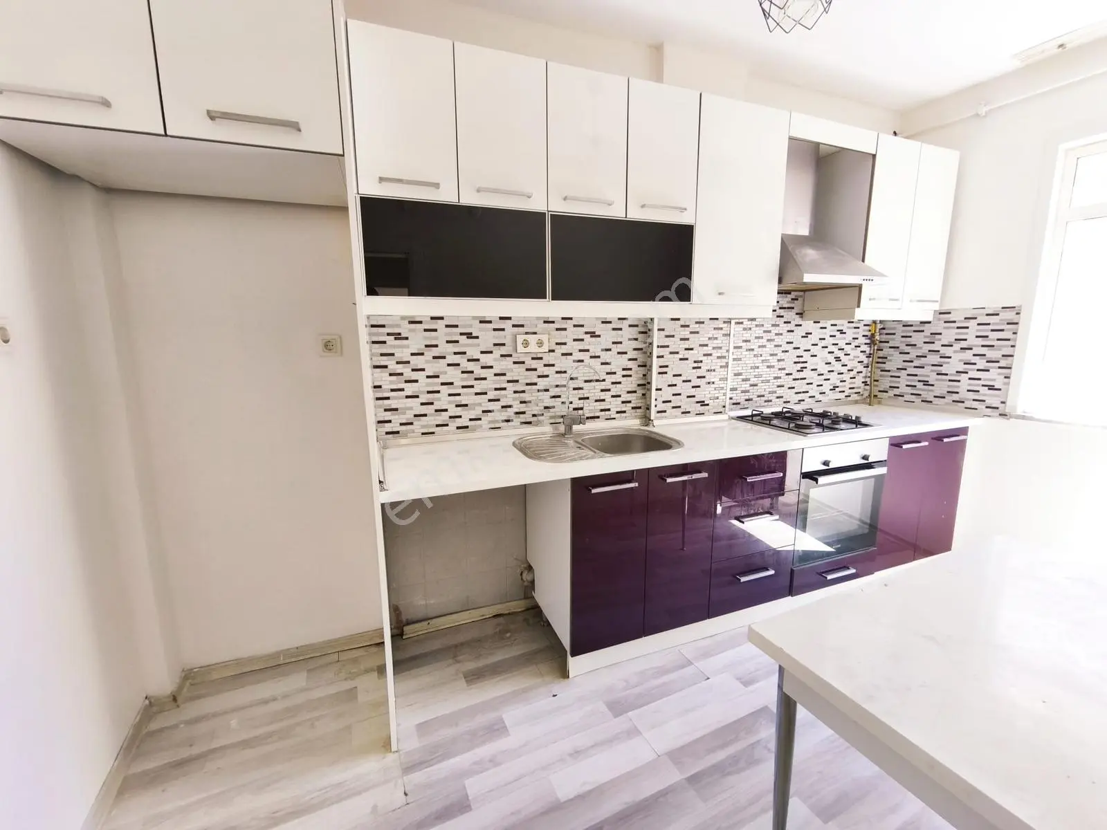 Göztepe Metroya Yakın Otoparklı İçi Yenilenmiş Geniş 3+1 Daire