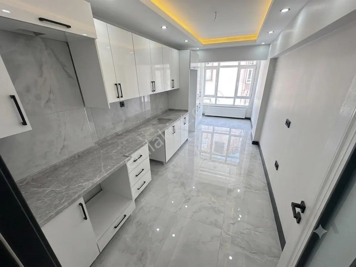(1241) Pursaklar Merkezde Protokol Yolu Yakını Sitede 3+1 Satılık Full Yapılı Daire