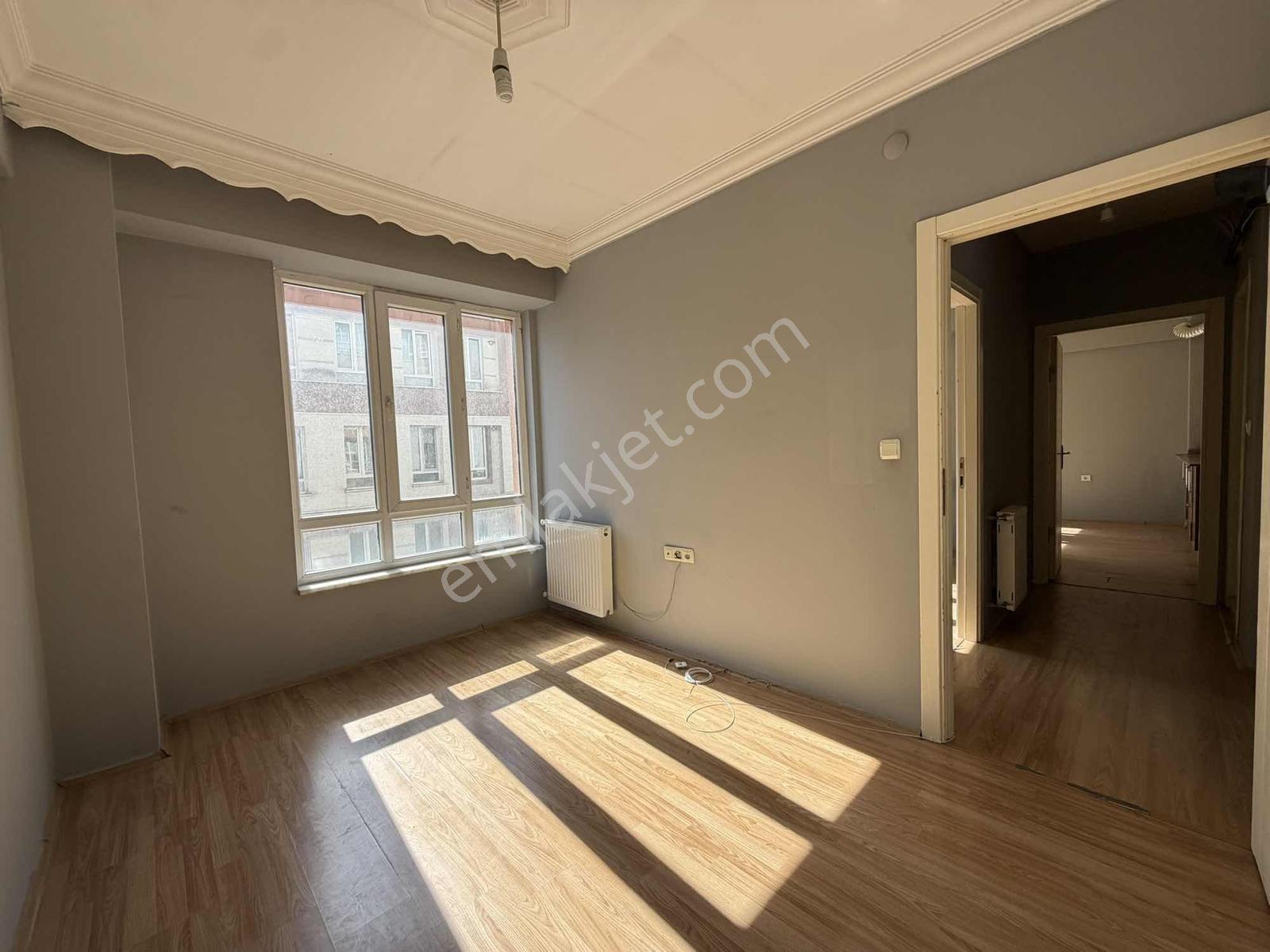 Akademi'den Ara Kat Ön Cephe Ayrı Mutfaklı Kiralık 1+1 - Görsel 2