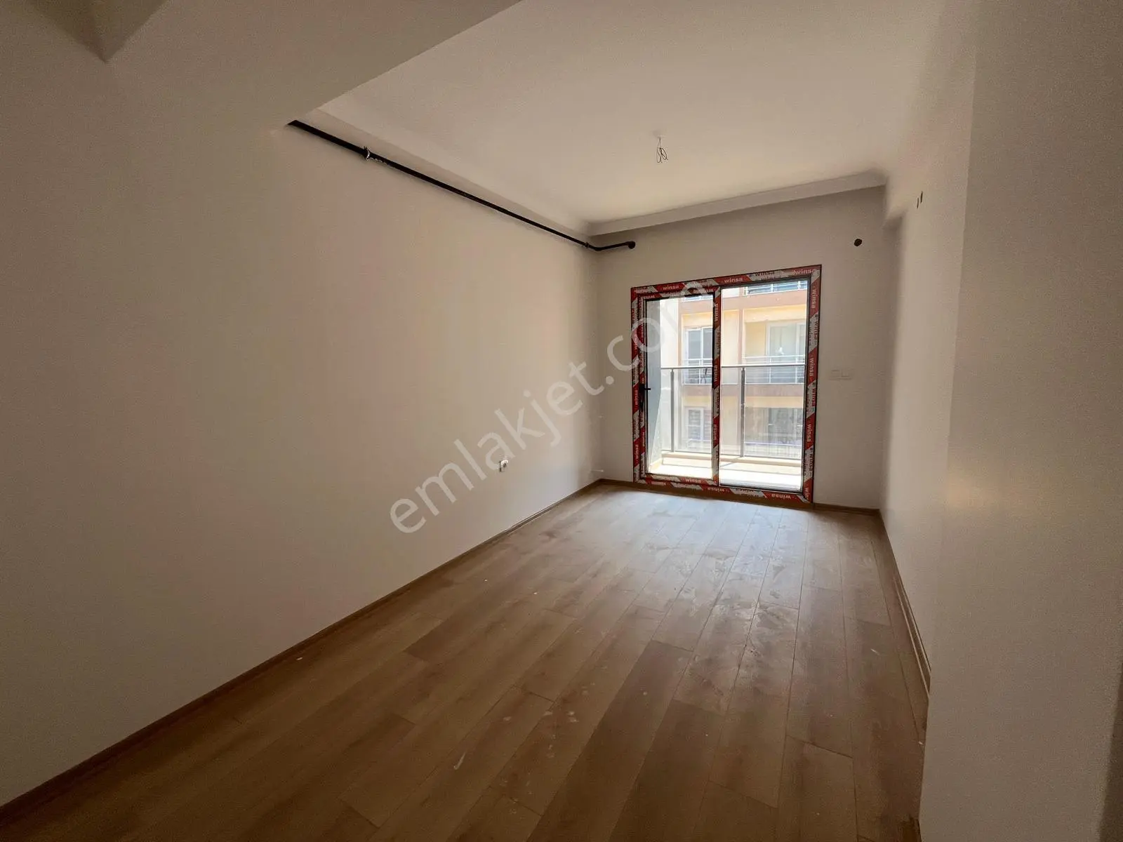 Sahibinden Karşıyaka İmbatlı’da Merkezi Konumda, Kapalı Otoparklı, Engelliye Uygun Modern Daire - Görsel 3