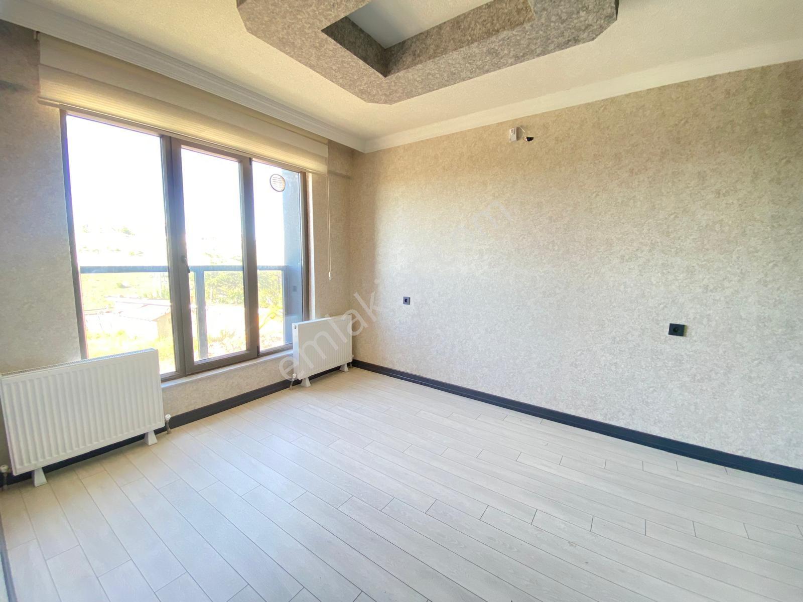 İncek'te Ön Cephe Vadi Manzaralı Cam Balkonlu Lüks Kiralık 1+1 - Görsel 13