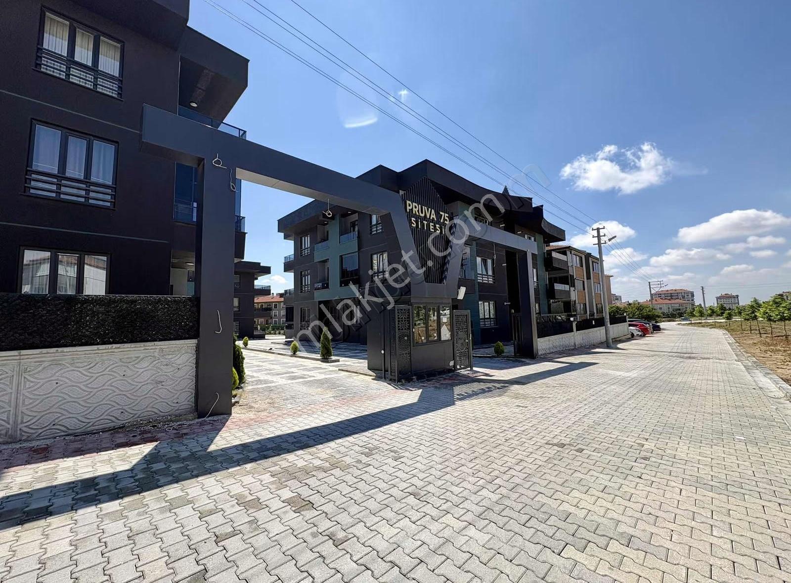 Özlem Yardımcı'dan Pruva Sitesinde Kiralık 2+1 Daire