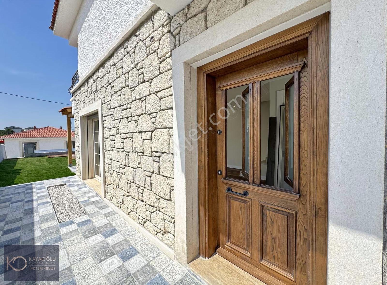 Foça Kozbeyli Gerenköy Kavşağı'nda Müstakil Havuzlu Lüks Villa