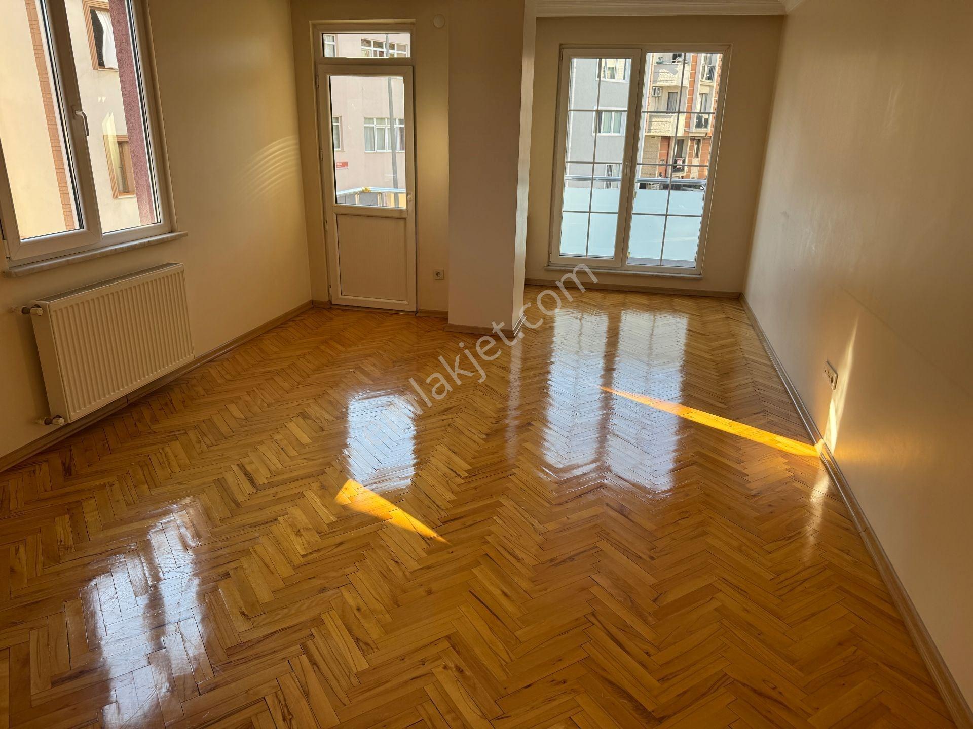 Ataşehir İnönü'de; Balkonlu Geniş, Ferah, Bakımlı 3+1 Daire