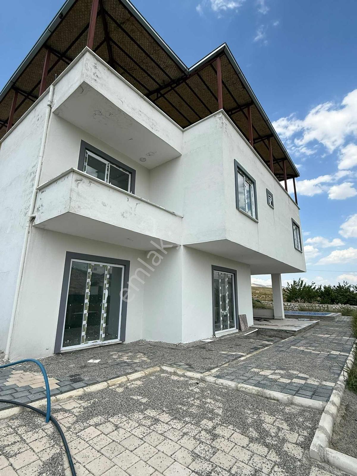 Batman Kılıç Köyünde Satılık 1300 M2 Arsa İçinde Triplex Villa - Görsel 7