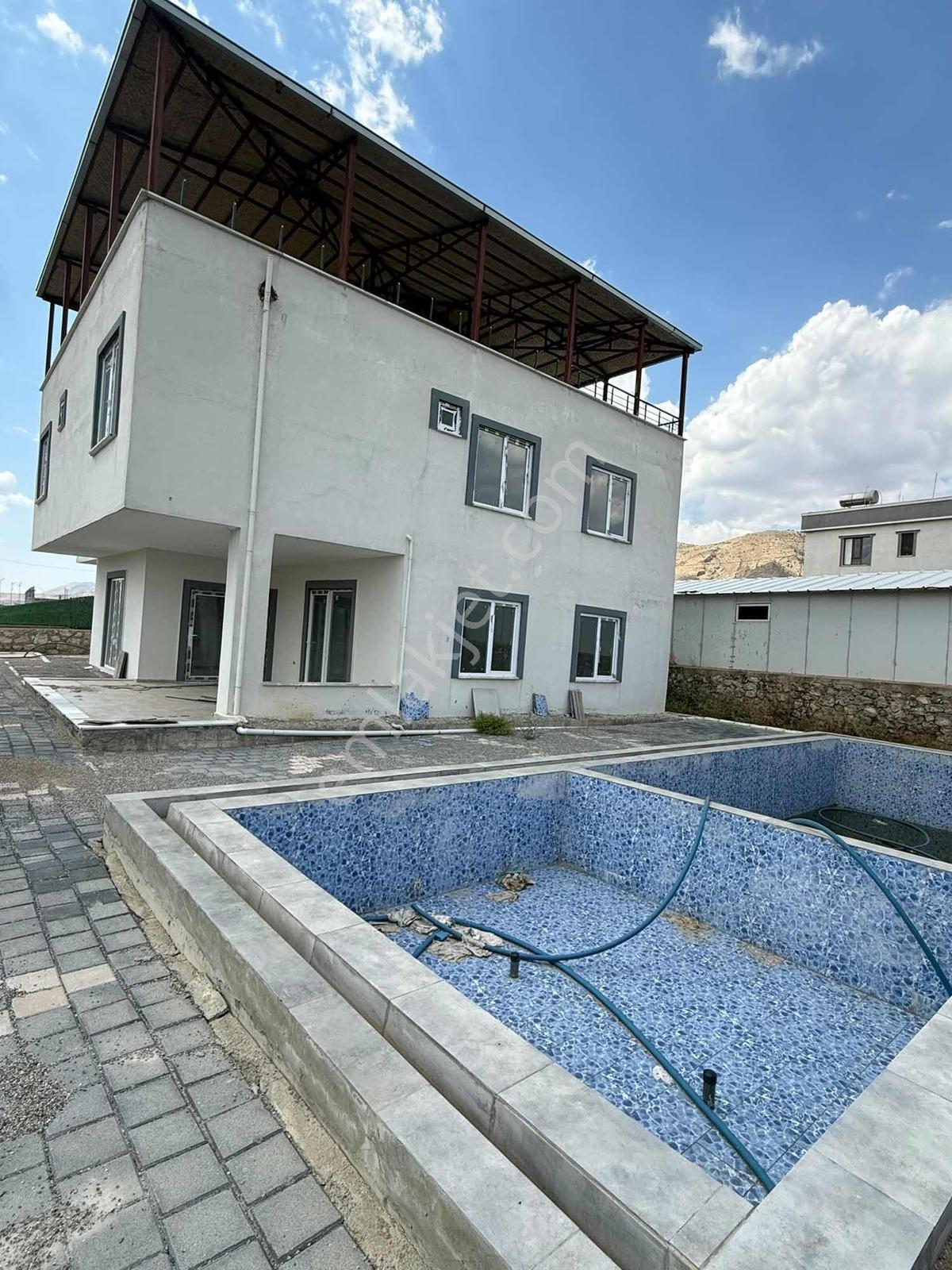 Batman Kılıç Köyünde Satılık 1300 M2 Arsa İçinde Triplex Villa