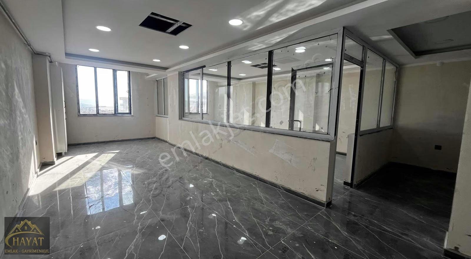 Güres Caddesi Mükemmel Lokasyonda Kiralık Ofis - Görsel 11