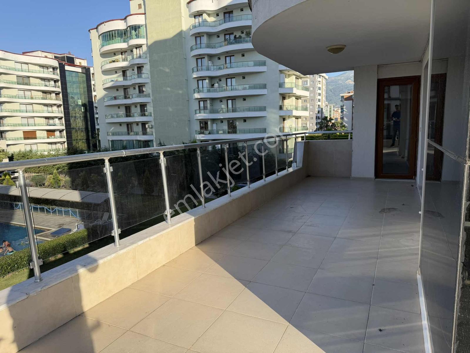 Özgün Gm'den - Güzelyurt Havuzlu Sitede Satılık 3+1 Arakat Daire - Görsel 13