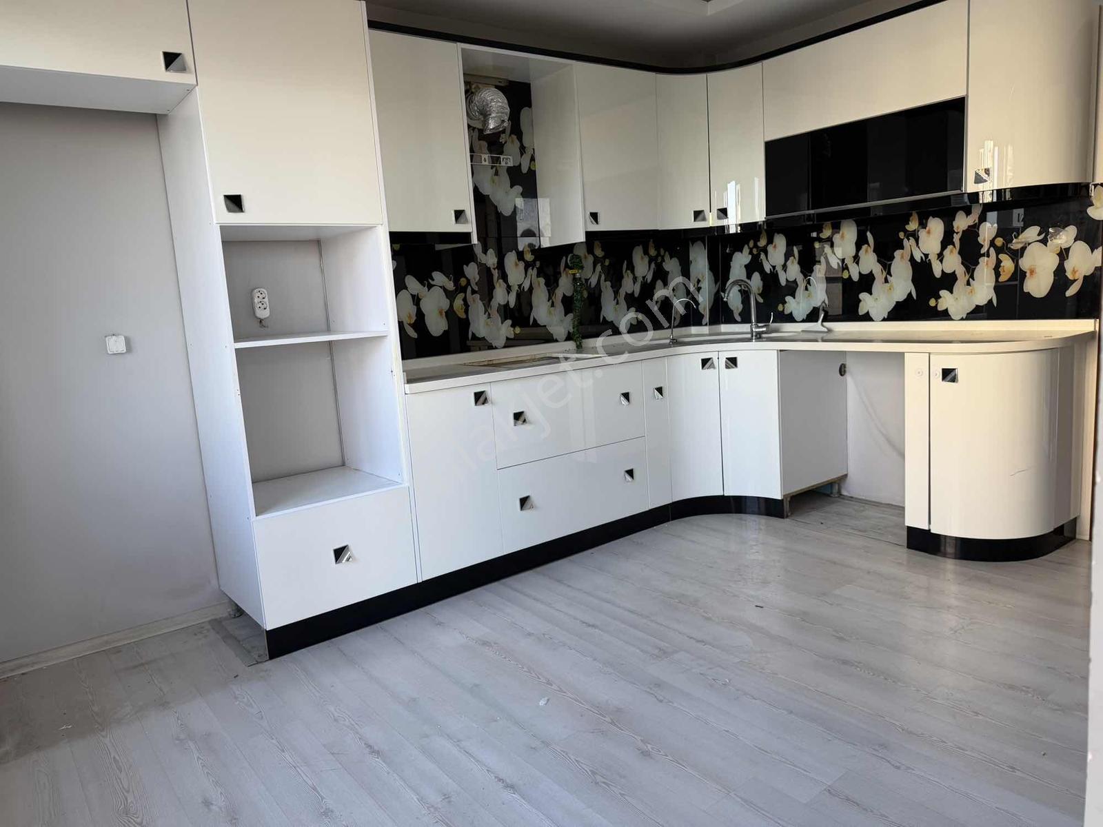 Özgün Gm'den - Güzelyurt Havuzlu Sitede Satılık 3+1 Arakat Daire - Görsel 7