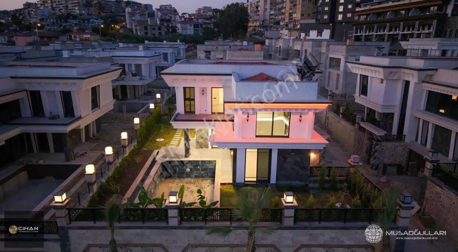 Kuşadası'nda Özel Havuzlu Müstalik Villa